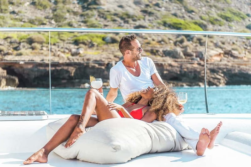 Palma de Mallorca: Half-Day Catamaran Tour with Buffet Meal - Regular or VIP: who should pay more?