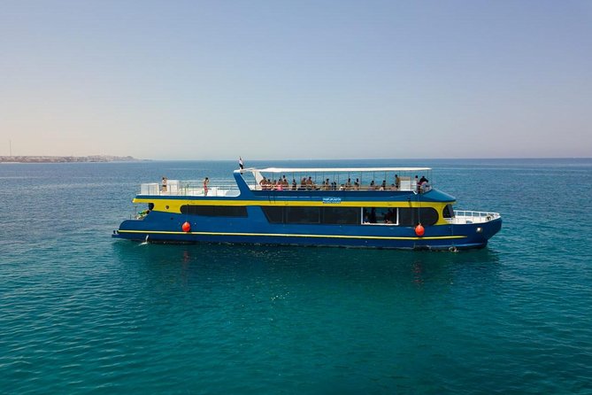 Paradise Catamaran Conquest 2 Hours Semi Submarine & snorkeling - Hurghada - Staff, guides, and the human side of the trip