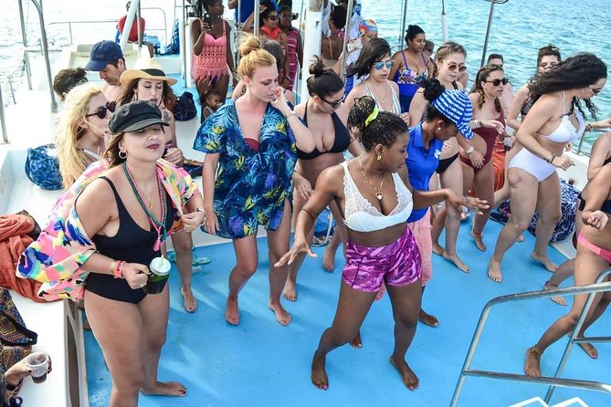 Party boat in Catamaran with Open Bar Only Adults + Snorkeling - Cruising the Bávaro coast with music and drinks