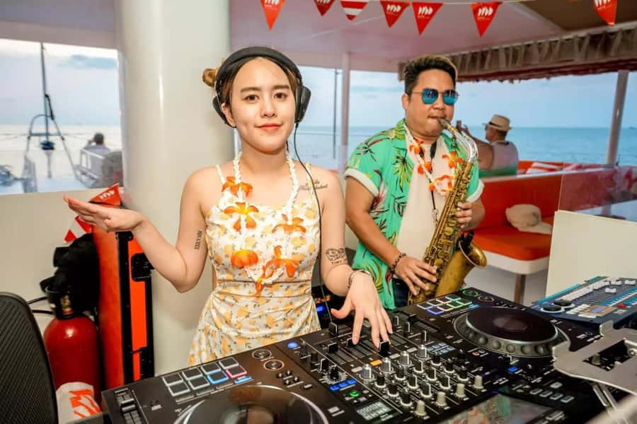 Pattaya: 3 Islands Hopping Day Tour on Catamaran with party - Practical packing advice for an eight-hour day