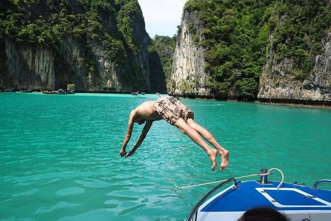 Phi Phi Maya and Maithon by Indigo Luxury Catamaran in Phuket - The guides shape the day