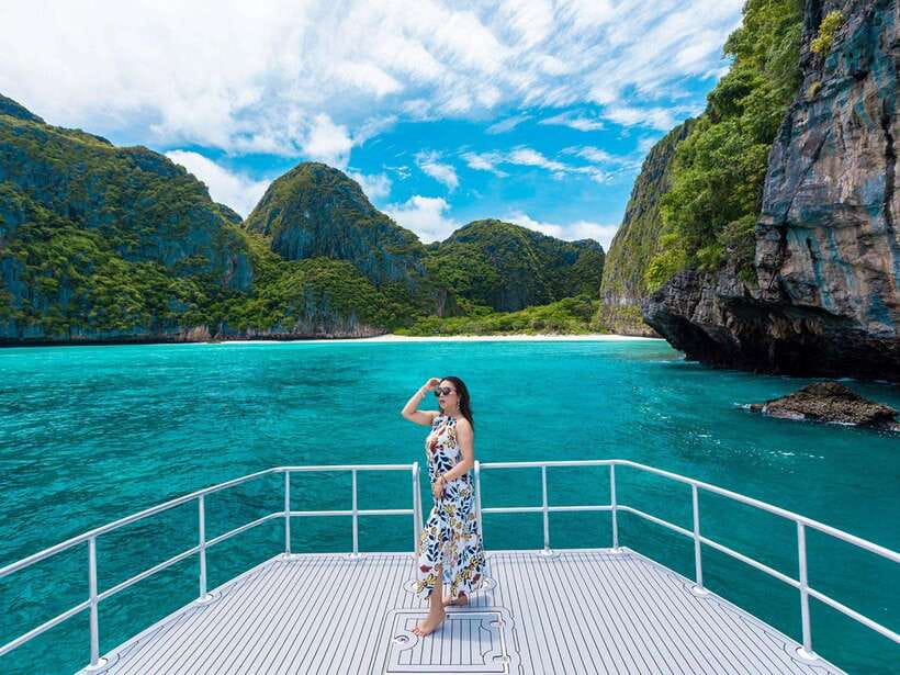 Phuket: Phi Phi, Maya and Khai Or Bamboo Island by Catamaran - Maya Bay and the limits of the famous view