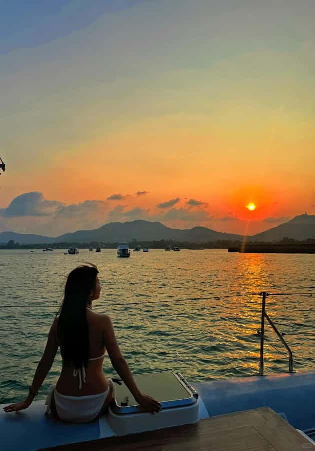 Phuket: Racha and Coral Island Catamaran snorkeling Trip - The catamaran party and foam session