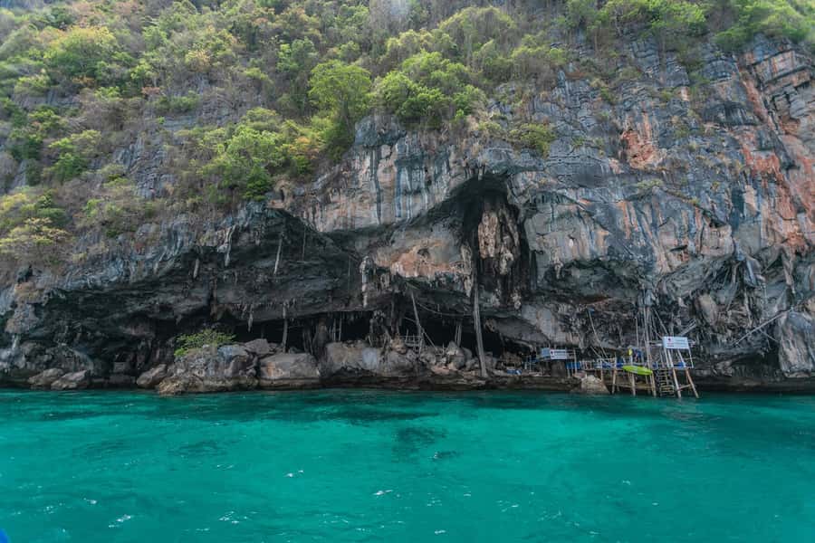 Phuket: Ultimate Phi Phi & Maya Bay Speed Catamaran Tour - Phi Phi Don, lunch and the limits of free time