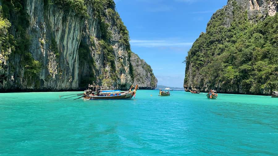 Phuket: Ultimate Phi Phi & Maya Bay Speed Catamaran Tour - Loh Samah Bay and the walk to Maya Bay