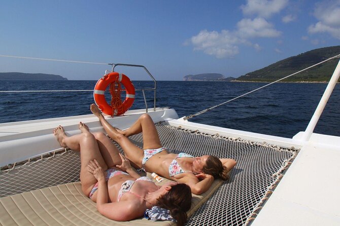 Porto Conte: Half-day catamaran tour with aperitif - Swimming at Cala Dragunara