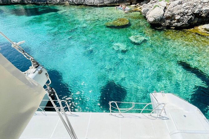 Porto Conte: Half-day catamaran tour with aperitif - What the small group changes