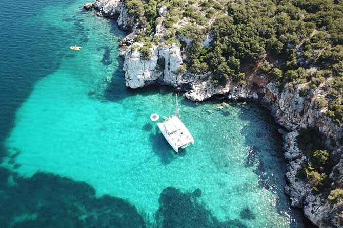 Porto Conte: Half-day catamaran tour with aperitif - The run toward Capo Caccia