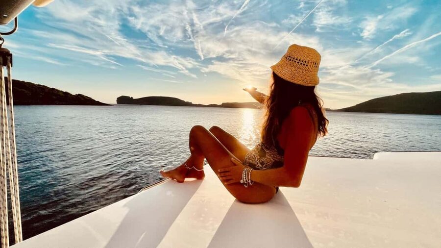 Porto Conte: Sunset catamaran excursion with aperitif - Cala Bramassa and the sunset swim