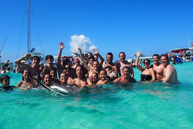 Private 4 hour Catamaran Tour - Meeting the stingrays at Stingray City