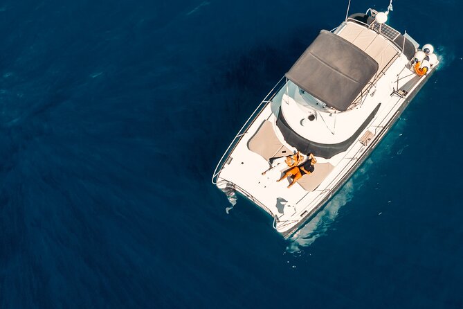 Private Caldera Cruise with Power Catamaran ENJOY incl. Meal & Drinks - Why seeing Santorini from the sea changes the day