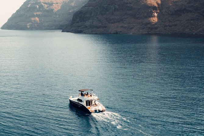 Private Caldera Cruise with Power Catamaran ENJOY incl. Meal & Drinks - Drinks, comfort, and the private setting