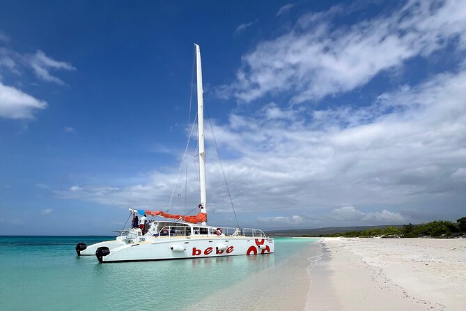 Private Catamaran Cruise to Bahia de las Aguilas - A three-hour cruise built around two stops