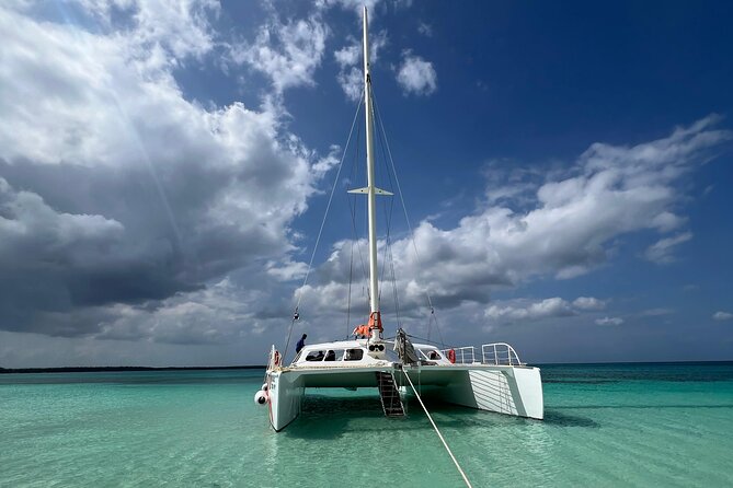 Private Catamaran Cruise to Bahia de las Aguilas - The protected coral area and snorkeling briefing