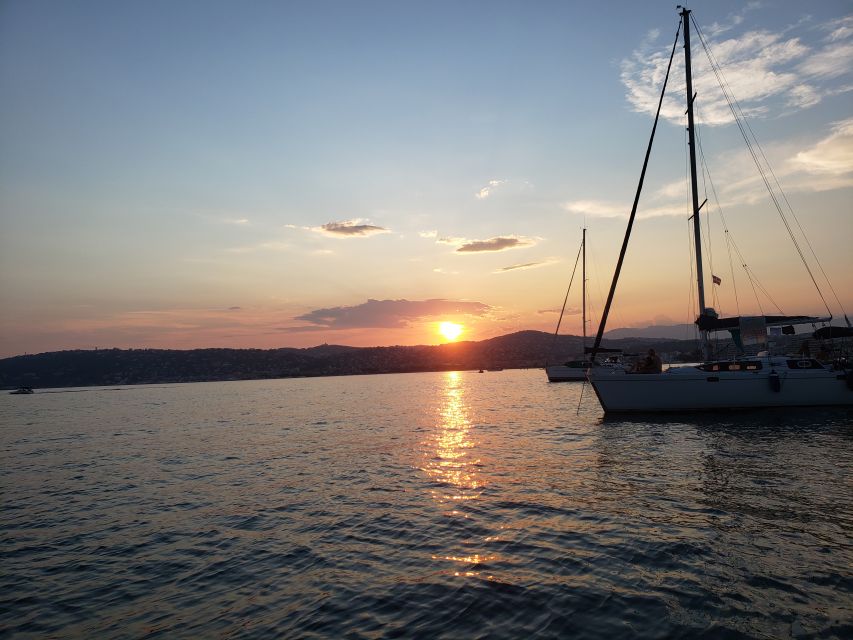 Private catamaran trip in the Bay of Juan les Pins at sunset - Sunset colors from the catamaran