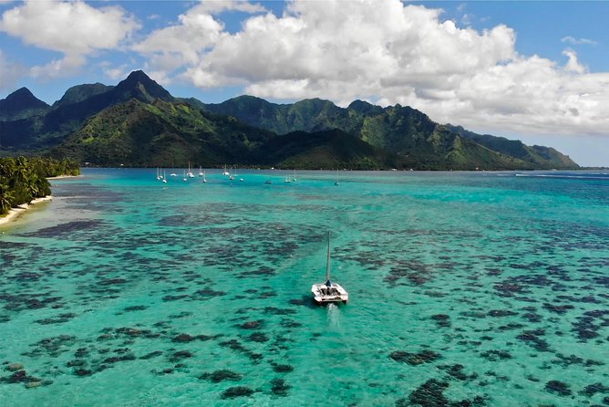 PRIVATE Full Day Tour : Moorea Snorkeling & Sailing on a Catamaran named Taboo - Setting out around Moorea by catamaran