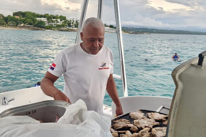 Puerto Plata : Party Boat Catamaran to Sosúa Bay - BBQ lunch and drinks on the catamaran