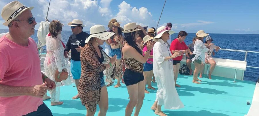 Punta Cana: Saona Island Catamaran Adventure with Lunch - A realistic day-by-day clock