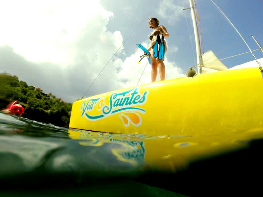 Sailing catamaran in La Baie des Saintes - A second swim near Îlet Cabrit