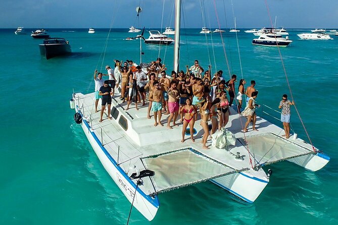 Sailing Catamaran Party to Isla Mujeres from Cancun - The crossing from Cancun to Isla Mujeres