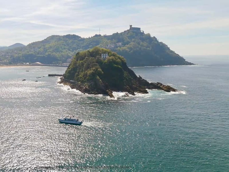 San Sebastián: Sunset Cruise on a Sustainable Catamaran - A quiet ride across La Concha Bay