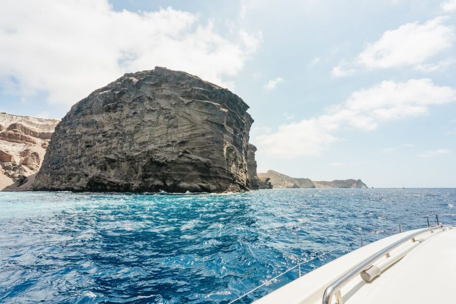 Santorini: Luxury Catamaran Day Trip with Meal and Open Bar - Greek food served fresh on the catamaran