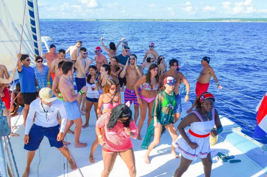 SAONA ISLAND: Catamaran Boat with Open Bar, Lunch and More.. - Speedboat first, then the natural pool