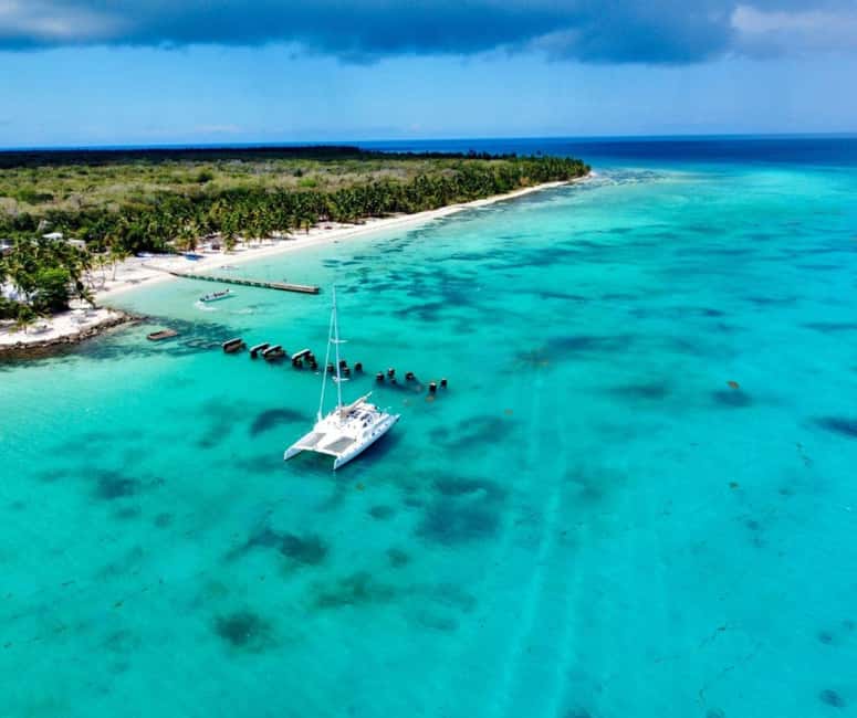 Saona island - Small group tour - Luxury catamaran - The slow return along the coast