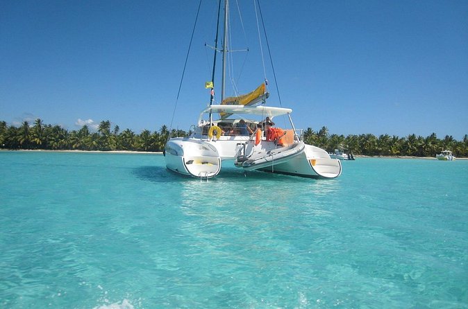 Saône Island in Catamaran and speedboat (blue lagoon) swimming pool. - The catamaran return is the social finale