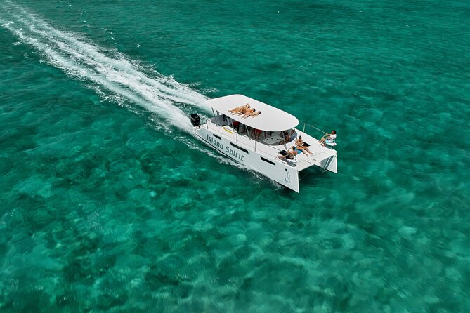 SouthEast Lagoon Discovery on shared basis on a Power Catamaran - Crew service and the pace of the day