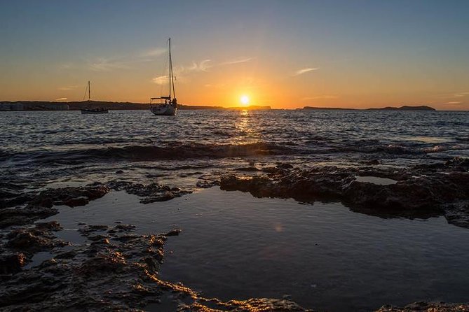 Sunset Catamaran Expedition in front of Cafe Mambo - Key things to know before you sail