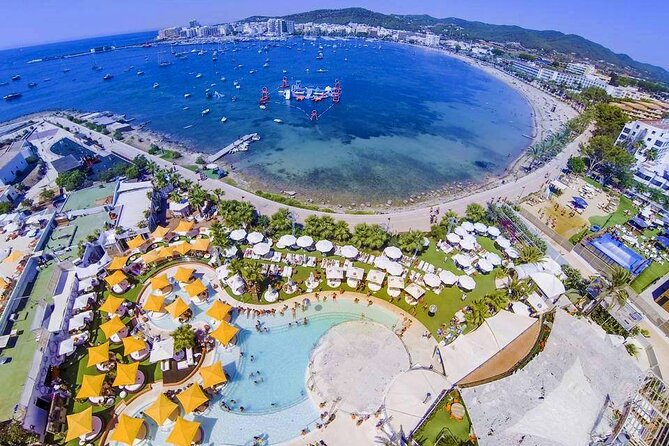 Sunset Catamaran Expedition in front of Cafe Mambo - Who will enjoy this catamaran most?
