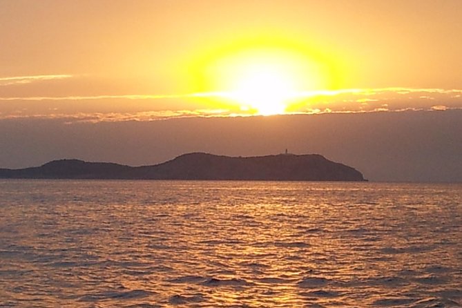 Sunset Catamaran Expedition in front of Cafe Mambo - The boat setup makes a private day easier