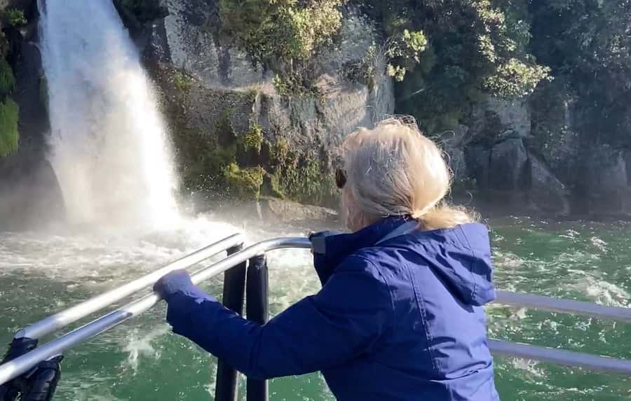 Taupo: Lake Taupo Western Bays Catamaran Tour with Bush Walk - Leaving Kinloch Marina for the Western Bays