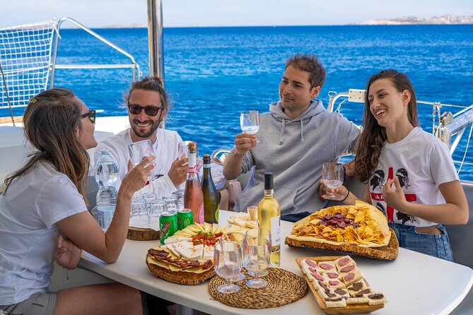 Tavolara e Molara in Catamarano alla ricerca dei delfini - Why Tavolara makes this boat day special
