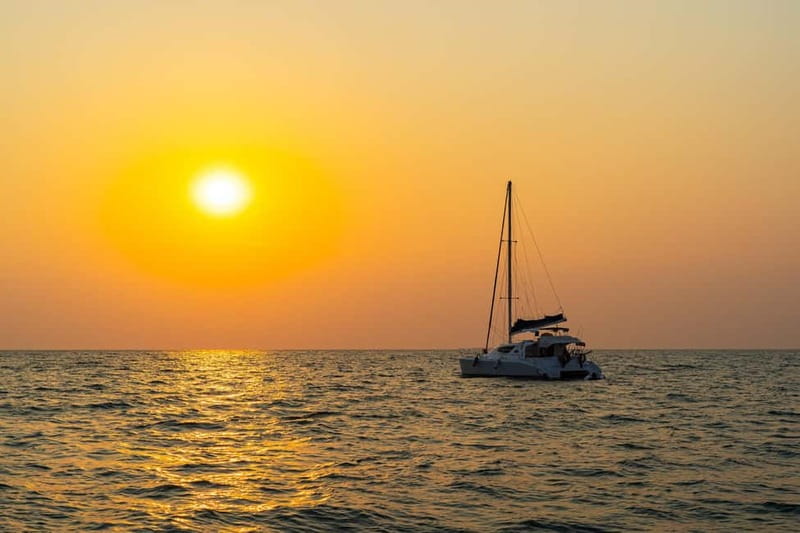Torrevieja: Sundowner tour on the catamaran Apaleo - Finding your place on deck