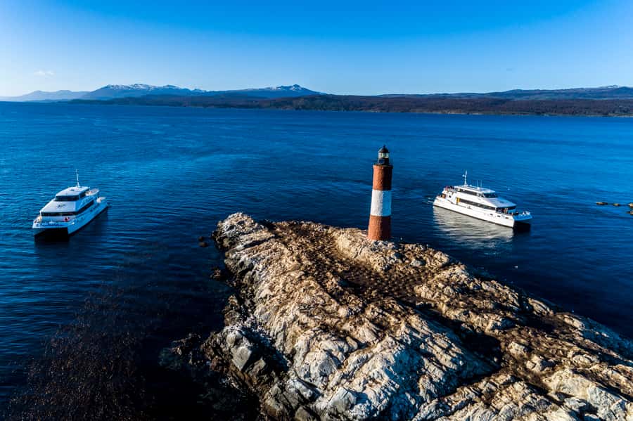 Ushuaia: Penguin Watching Tour by Catamaran - Les Eclaireurs Lighthouse and the SS Monte Cervantes