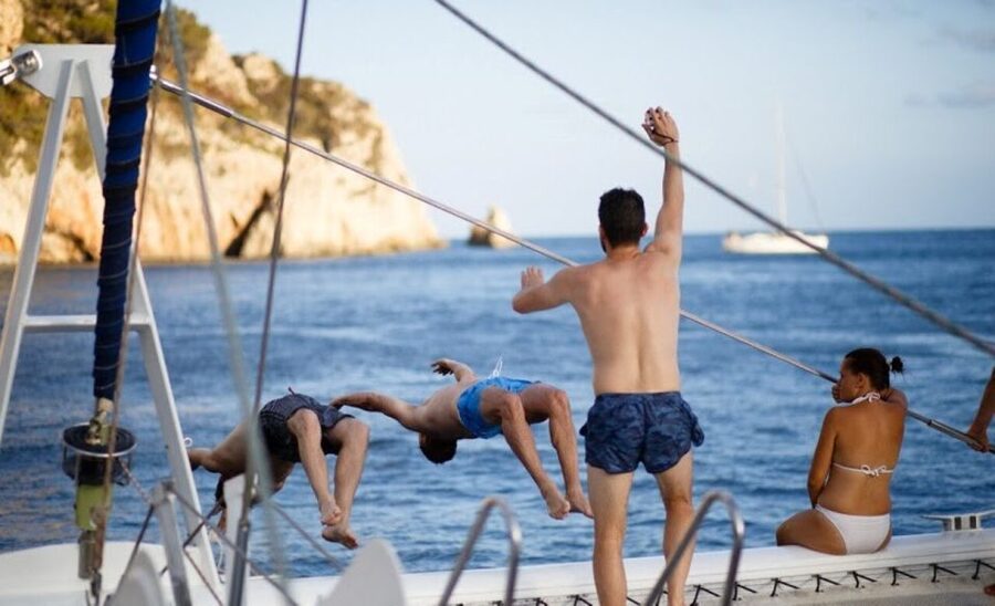 Valencia: Sailing Catamaran Cruise with Valencian Lunch - How the atmosphere changes through the trip