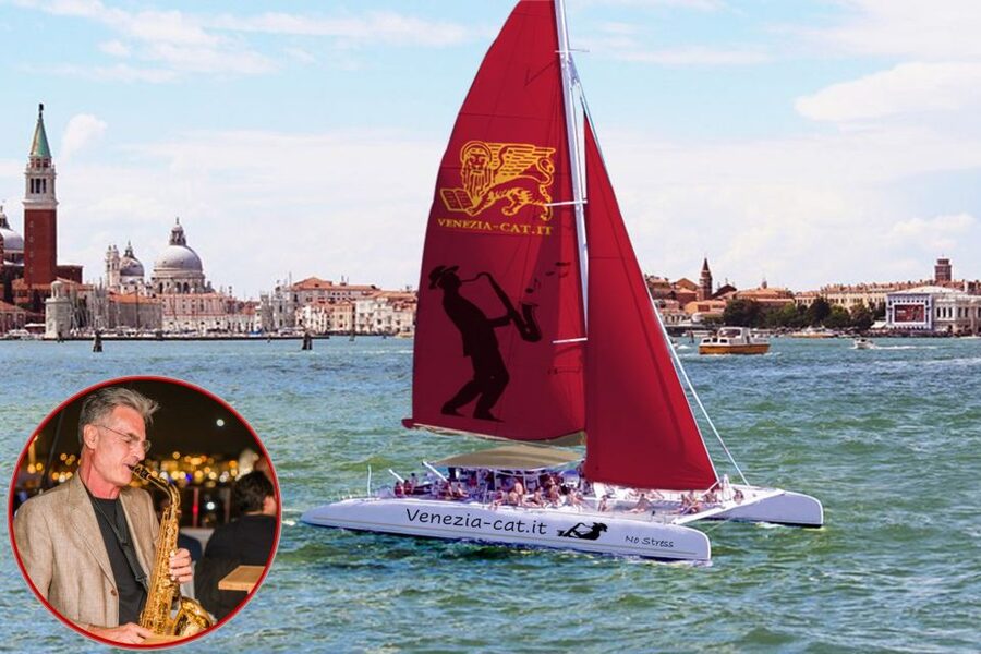 Venice: Night Catamaran Cruise of the Lagoon - How lively is the atmosphere?