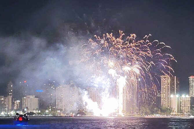 Waikiki Beach Catamaran Friday Night Fireworks Tour - Why the 90-minute length works