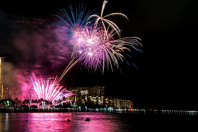 Waikiki Friday Firework Catamaran Tour - The Hilton Hawaiian Village fireworks at 7:45 p.m.