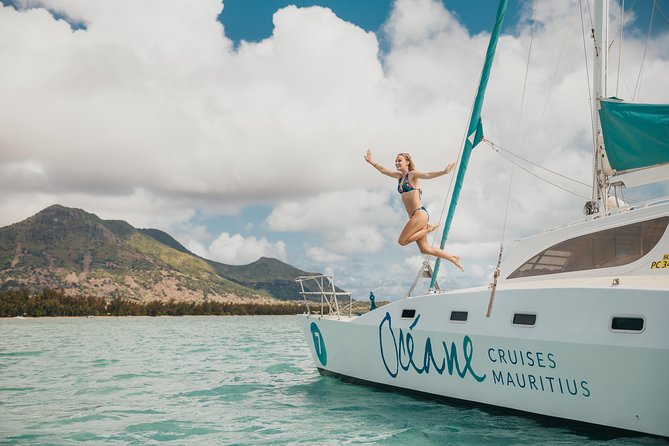 WEST Shared Cruise : OCÉANE Full Day Catamaran Ile aux Bénitiers - Ile aux Bénitiers: beach time with a busy-season warning