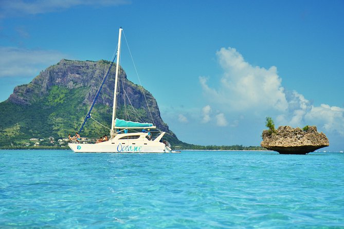 WEST Shared Cruise : OCÉANE Full Day Catamaran Ile aux Bénitiers - Barbecue lunch and the crew’s role