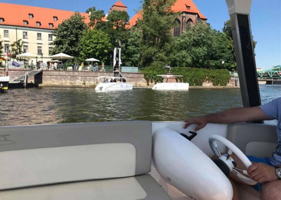Wroclaw: City Walk and Cruise by Luxury Solar Catamaran - Boarding the solar catamaran at Przystań Kardynalska